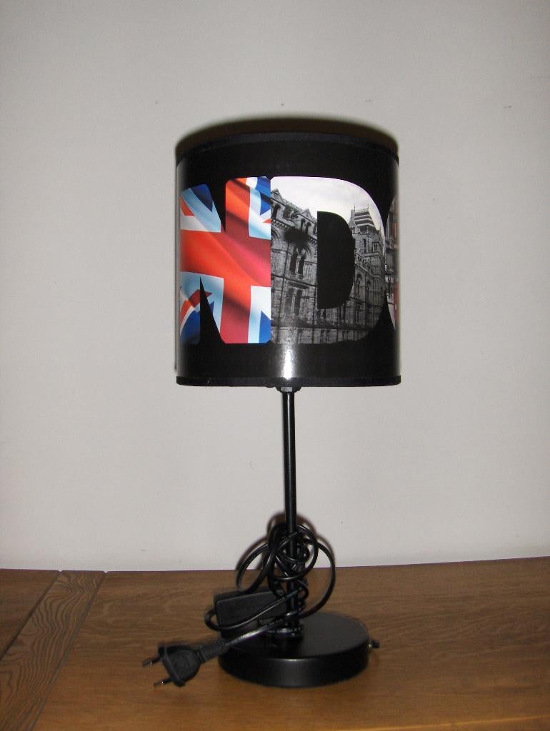 Lampe avec abat jour londre neuve. hauteur totale 41 cm., Enlèvement ou Envoi, Neuf