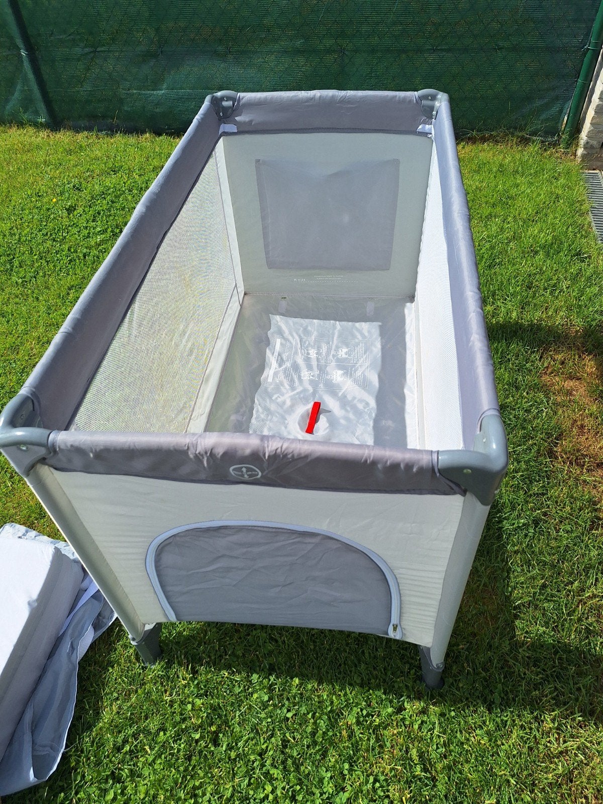 Lit de voyage bébé, gris avec ouverture et matelas., Enlèvement