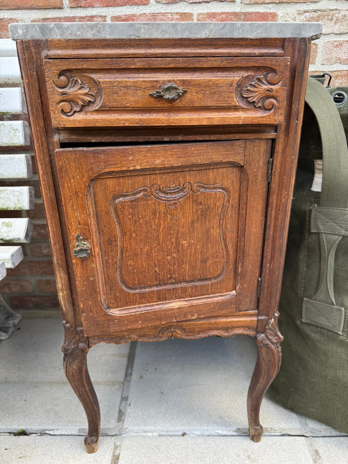 Table de chevet Louis XV Style Feuille de marbre de chêne, Ophalen, Zo goed als nieuw