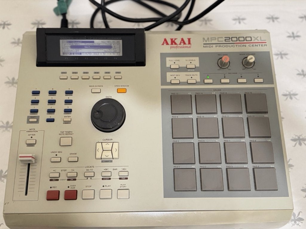 Akai MPC2000XL Sampler & Sequencer Beige 16 Pads MIDI, Muziek en Instrumenten, Samplers, Ophalen of Verzenden, Zo goed als nieuw