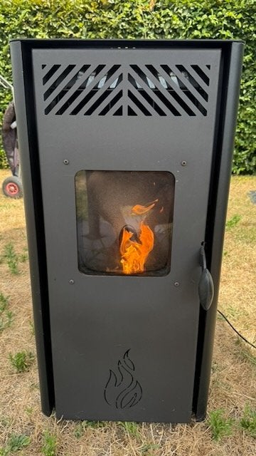 Poêle à granulés Lucia 11 kW (noir, modèle 2022), Autres carburants, Enlèvement, Utilisé, Poêle à granulés