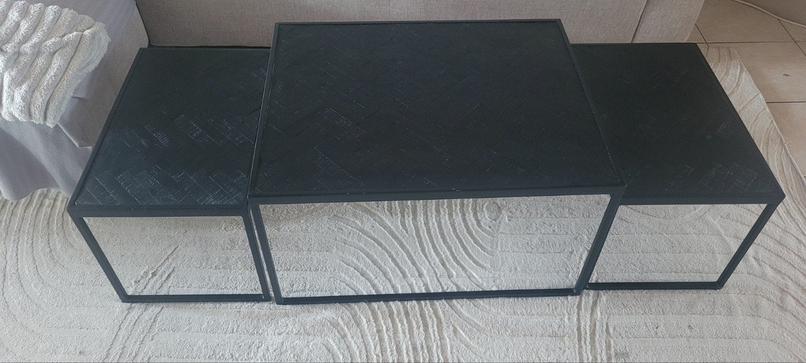 Table basse noire, Enlèvement