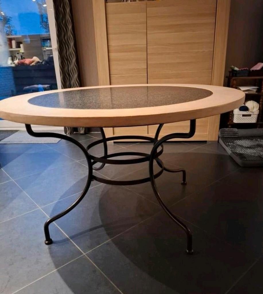 Ronde tafel met blauwe zwart steen, Enlèvement