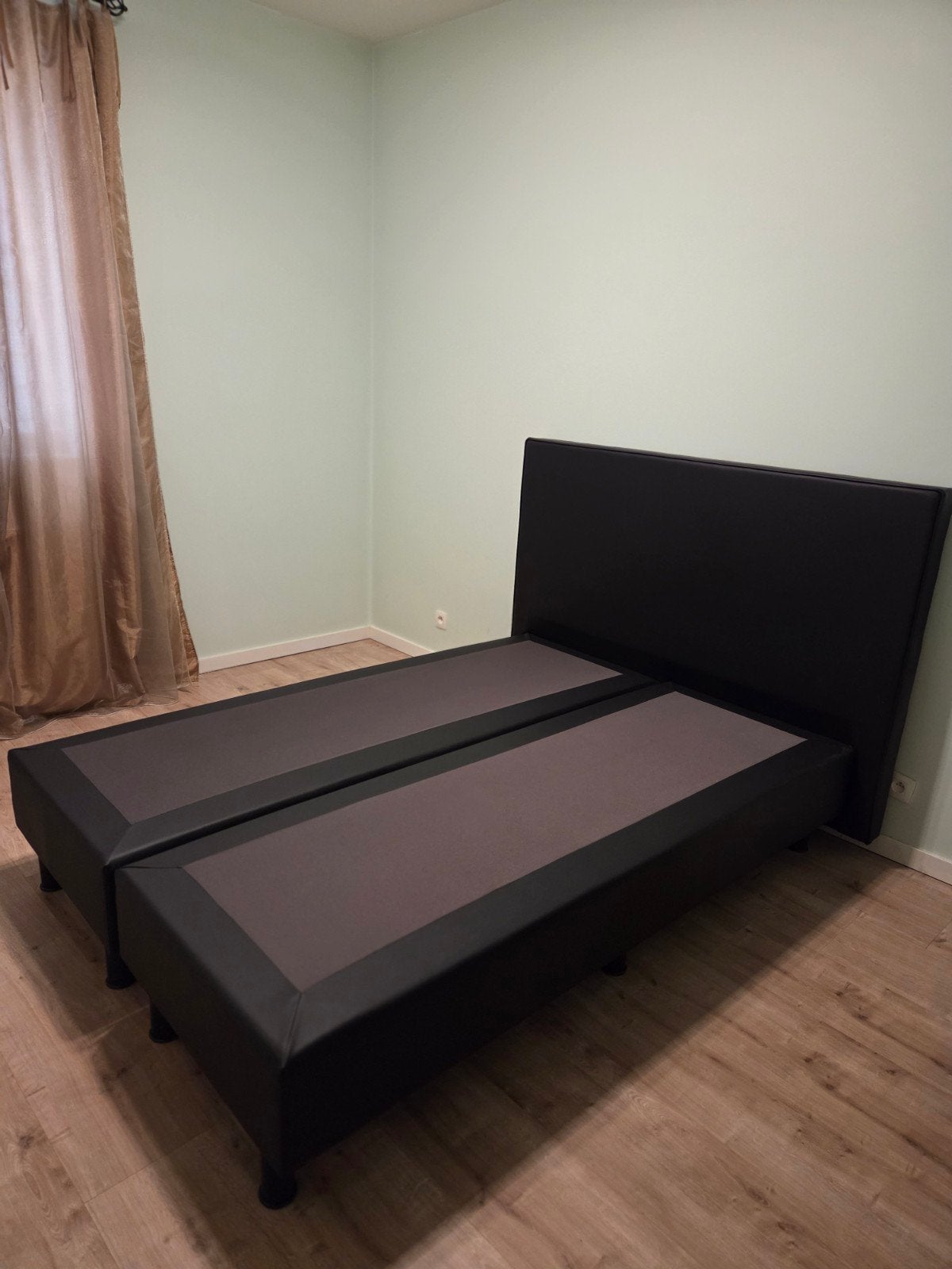 bed 1m40 op 2m in zwart leder, Huis en Inrichting, Ophalen, Zwart