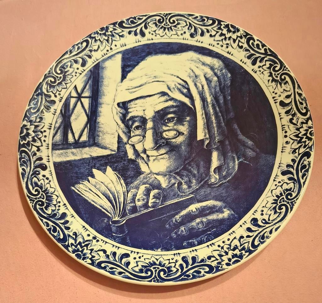 Sierbord Boch vrouw met boek, Ophalen of Verzenden