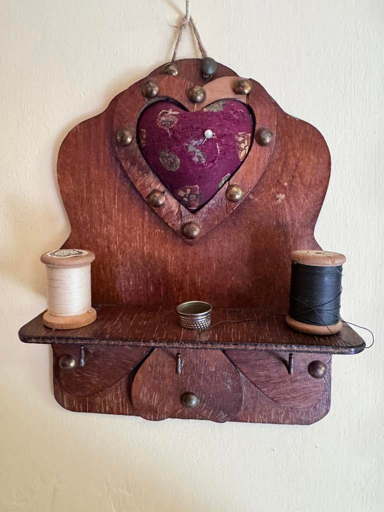 Heart-shaped wall sewing rack, Antiek en Kunst, Curiosa en Brocante, Ophalen of Verzenden