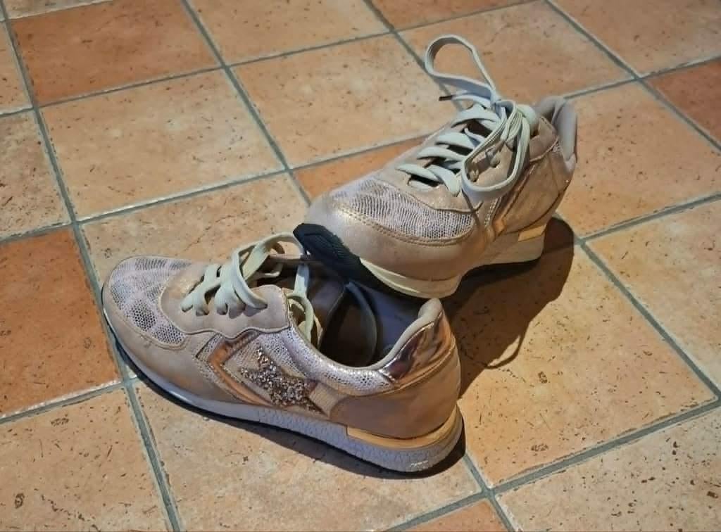 Sneakers CHC Shoes, Beige, Ophalen of Verzenden, Zo goed als nieuw, Sneakers
