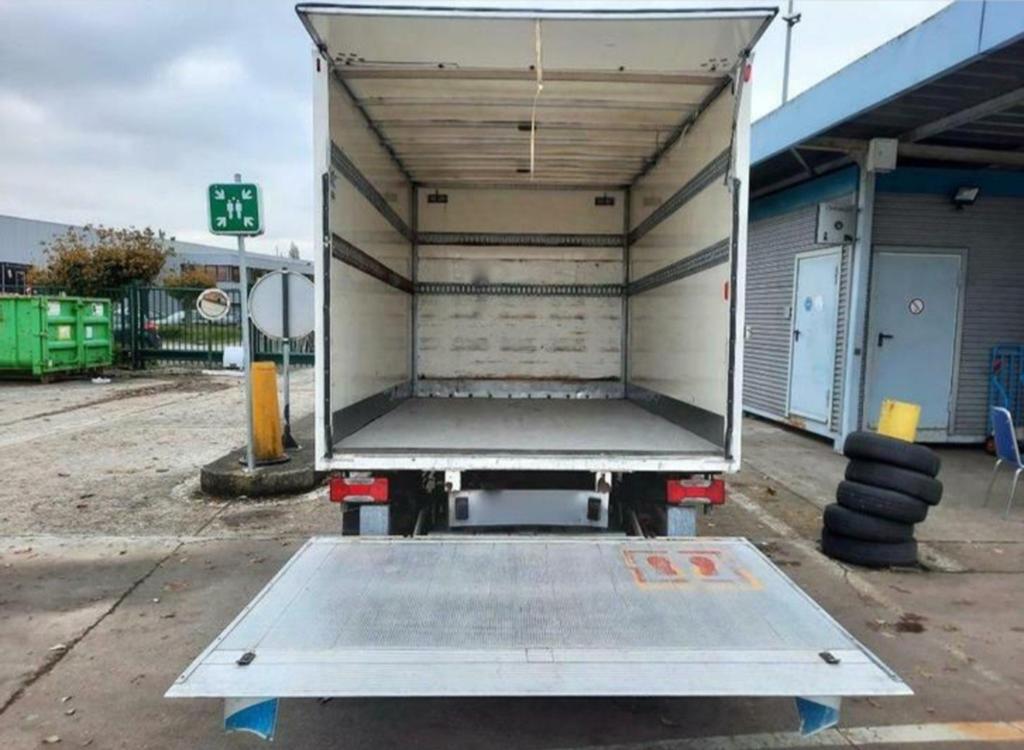 Meubelbak Met Laadklep Te Huur | Bakwagen met laadklep huren, Auto's, Automaat, 4 deurs, Euro 6, Trekhaak