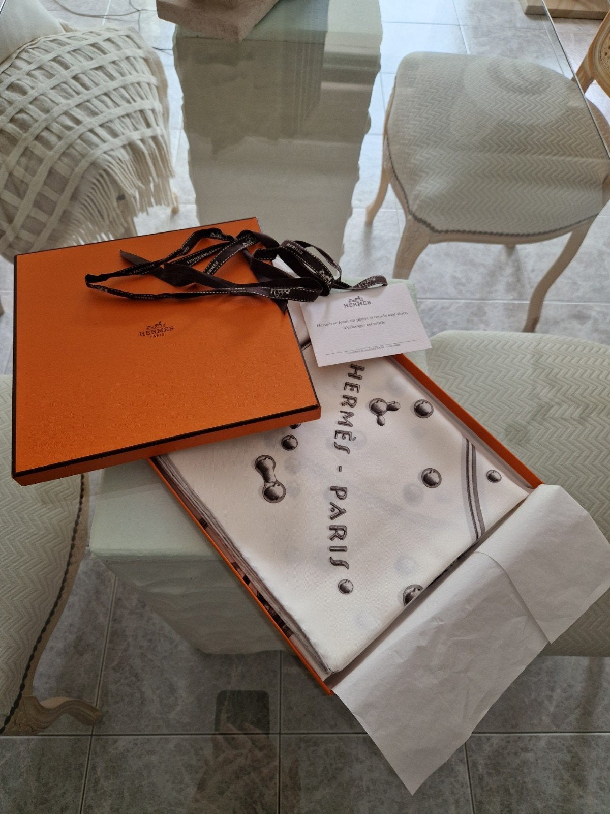 Superbe foulard Hermès Vif Argent neuf 90x90, Hermès, Envoi, Neuf, Écharpe