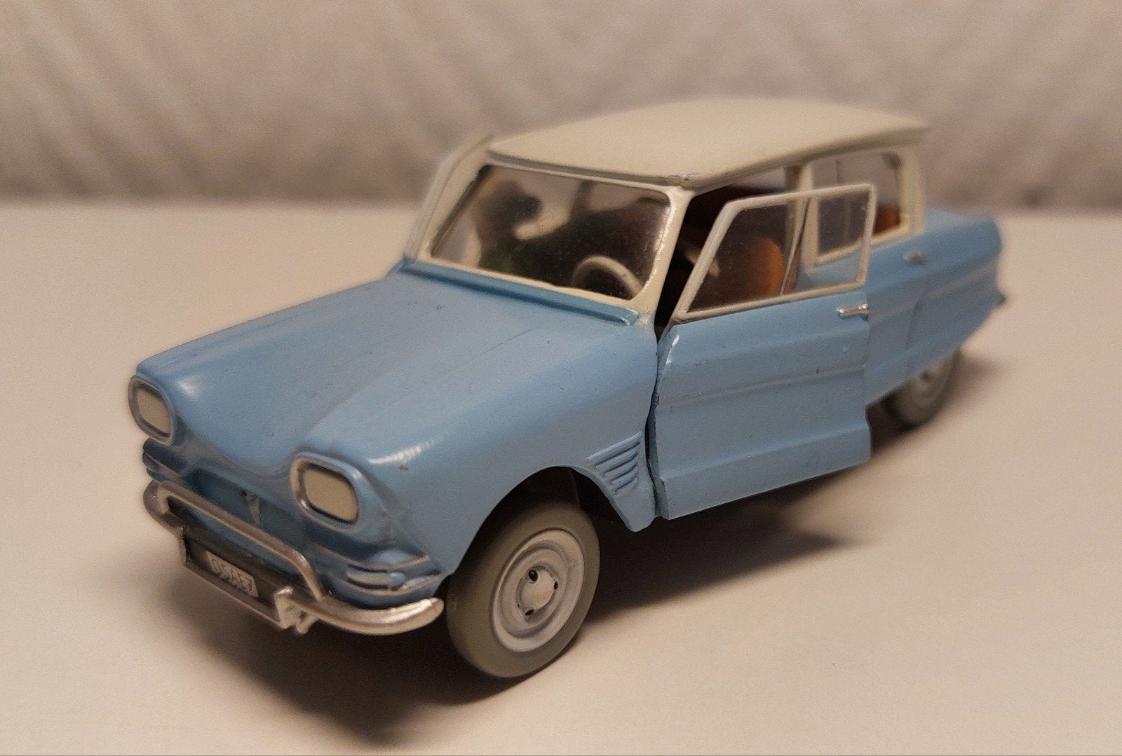 Voiture TINTIN Atlas 1/43 « L'Ami 6 du docteur des années 60, Enlèvement ou Envoi, Tintin, Utilisé, Statue ou Figurine