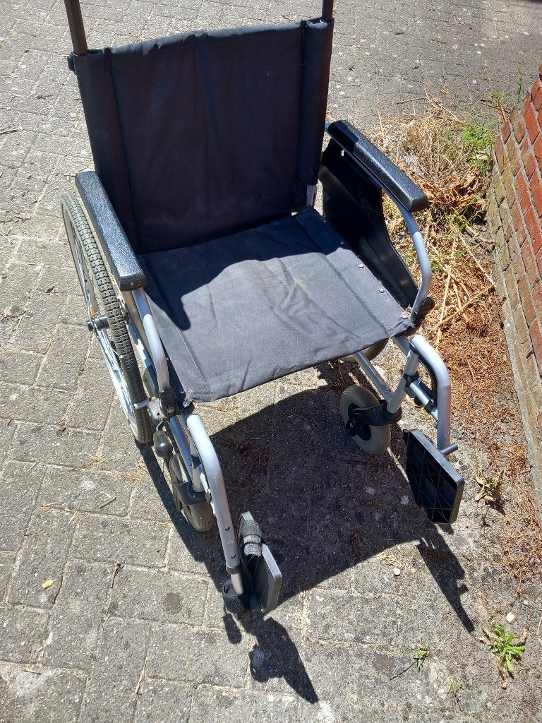 fauteuil roulant 48 cm PLIABLE avec repose-pieds, Enlèvement, Pliant, Utilisé, Fauteuil roulant à pousser