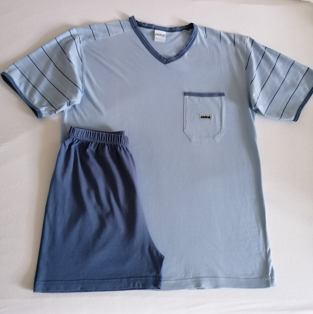 Lichtblauwe pyjama met V-hals en korte broek van Perlina, S, Kleding | Heren, Pyjama's, Ophalen of Verzenden, Zo goed als nieuw