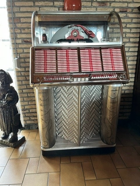 Jukebox Wurlitzer van 1954 met 45-toerenplaatjes, Ophalen