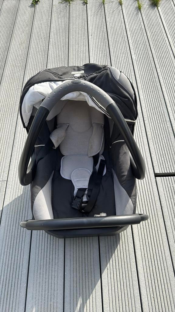 Siège auto pour bébé marque bébé confort, Enfants & Bébés, Enlèvement, Comme neuf, Autres marques, Ceinture de sécurité ou Isofix