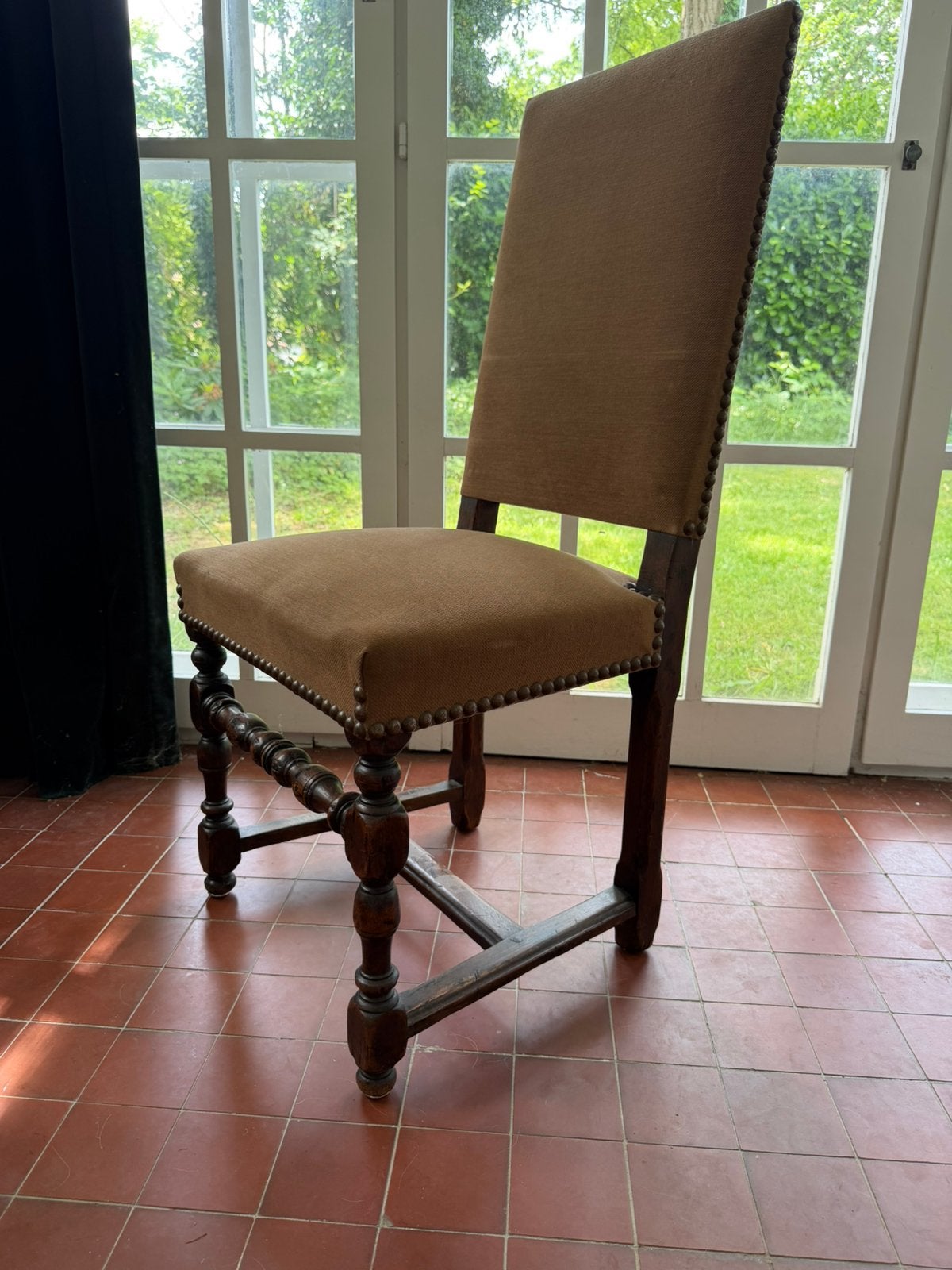 10 stoelen met hoge leuning, Ophalen