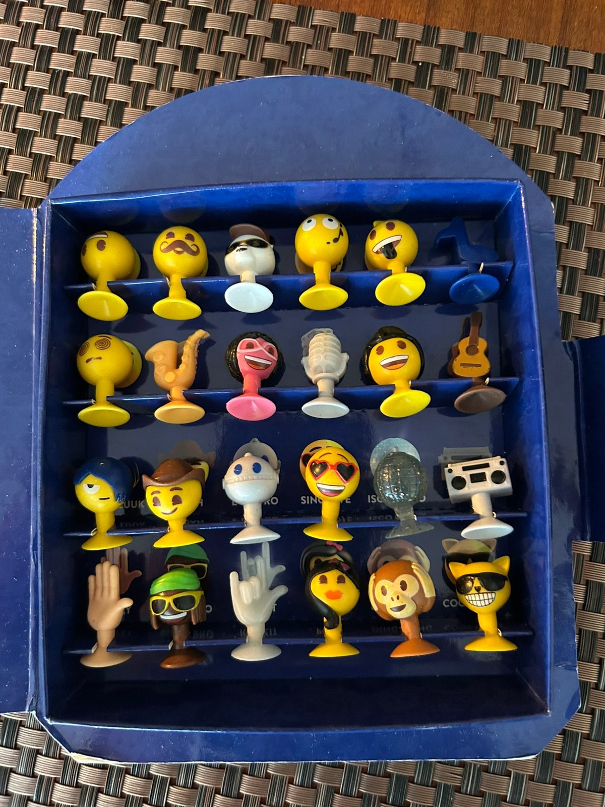 Aldi Emoji, complete collectie in diorama, Ophalen, Zo goed als nieuw