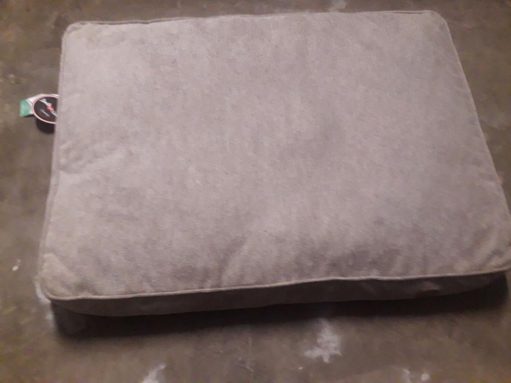Lit pour chien 100x70x14 neuf jamais servi
