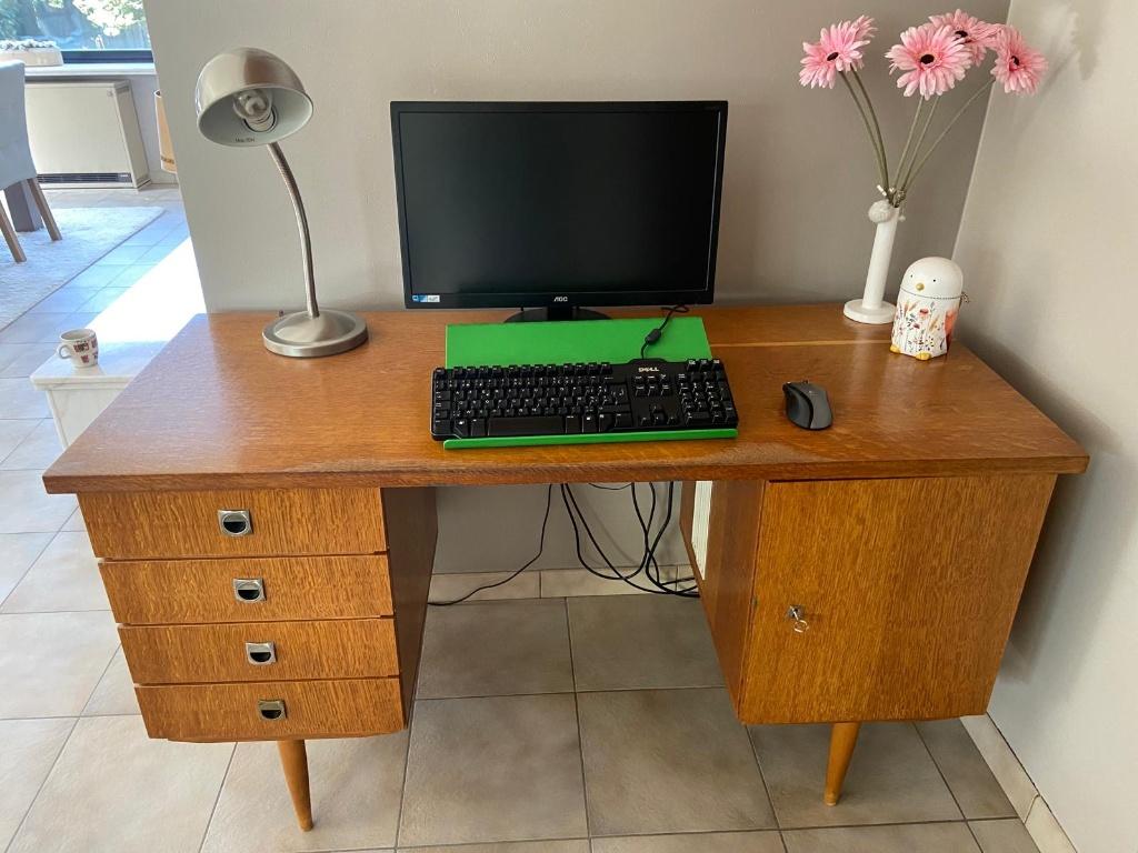 Vintage / Retro Houten Bureau, Huis en Inrichting, Bureaus, Gebruikt, Vintage, Hout, Bruin, Opbergruimte, Ophalen