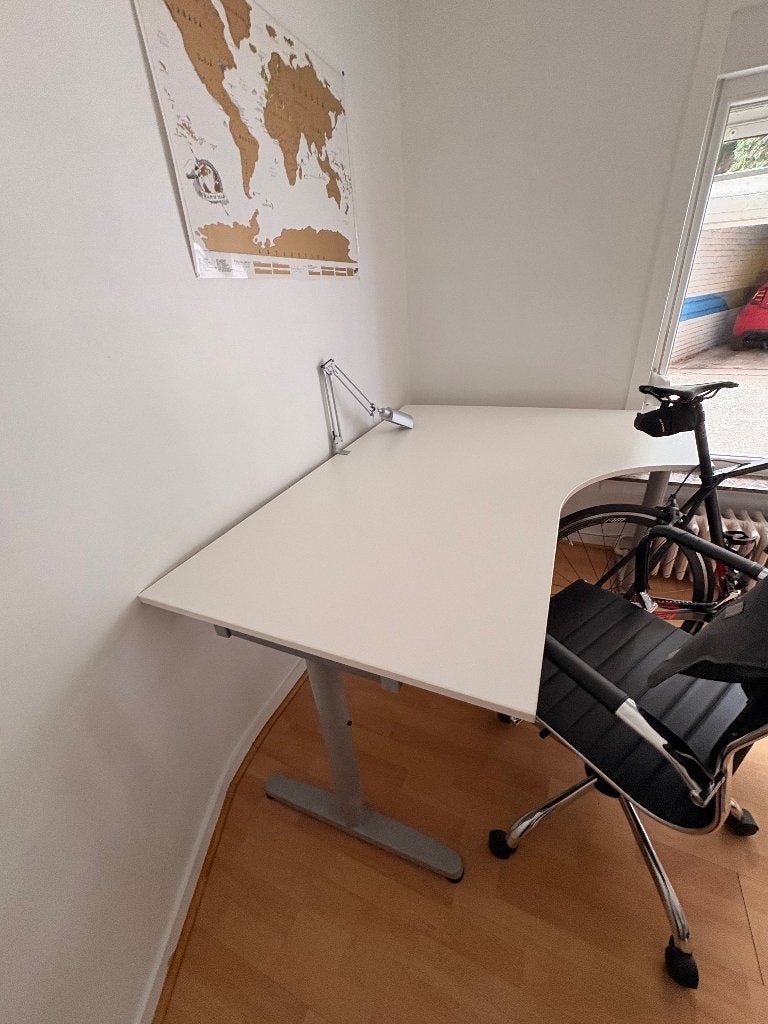 Bureau met lamp zeer stevig en ruim, Ophalen, Hoekbureau, Zo goed als nieuw, IKEA