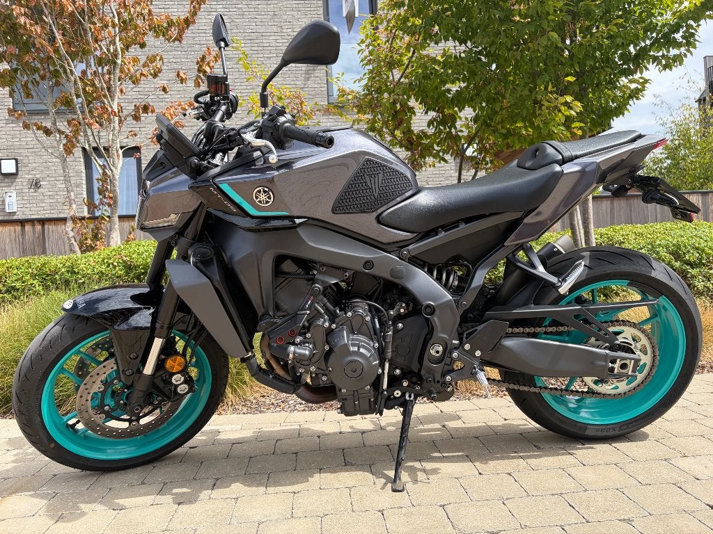 Yamaha MT-09 Midnight Cyan 2025 | 2.000 km | Full option, Motoren, 898 cc, Nieuw, Motorrijbewijs A, 3 cilinders