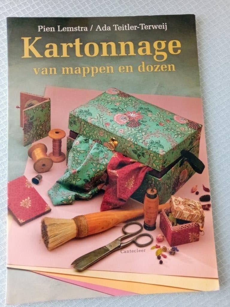 KARTONNAGE van mappen en dozen, Boeken, Ophalen of Verzenden, Zo goed als nieuw, Scrapbooking en Knutselen