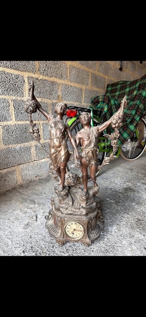 Horloge ancienne figurative en métal (style bronze), Antiquités & Art, Enlèvement, Bronze