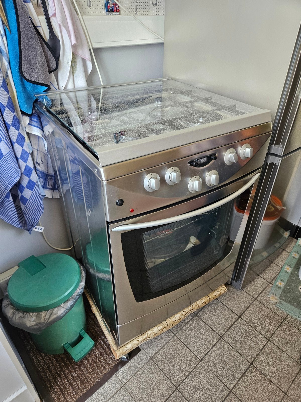 cuisinière au gaz et four électrique, Gaz, 4 zones de cuisson, Comme neuf, Enlèvement