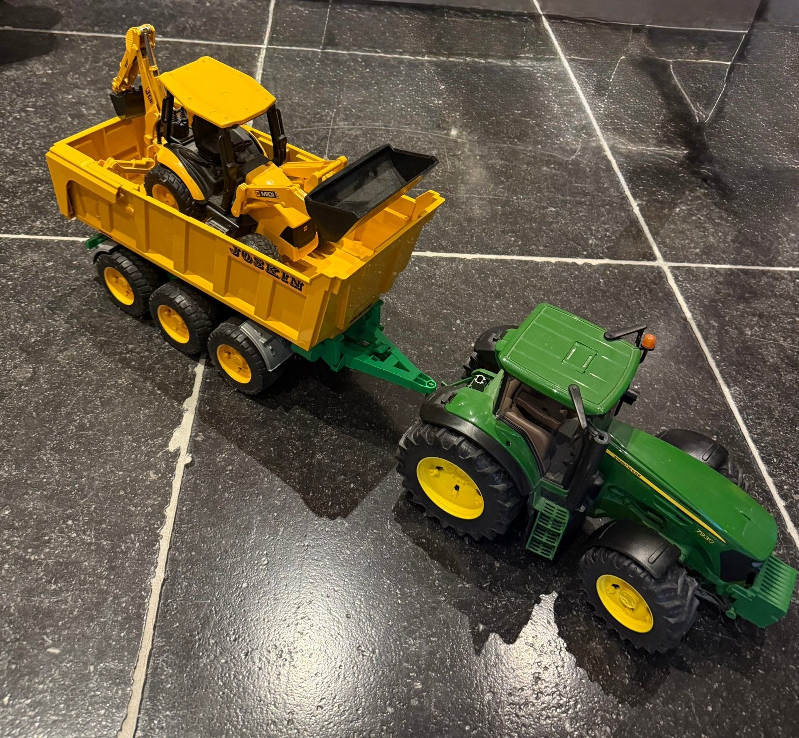 Bruder john deere mer aanhanger, Ophalen, Zo goed als nieuw