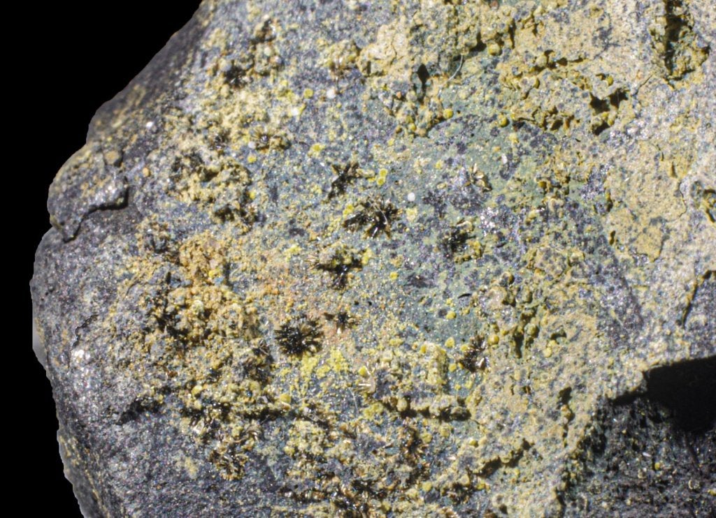 Zeldzame FERROBERAUNIET kristallen uit België !, Verzamelen, Mineralen en Fossielen, Mineraal, Ophalen of Verzenden