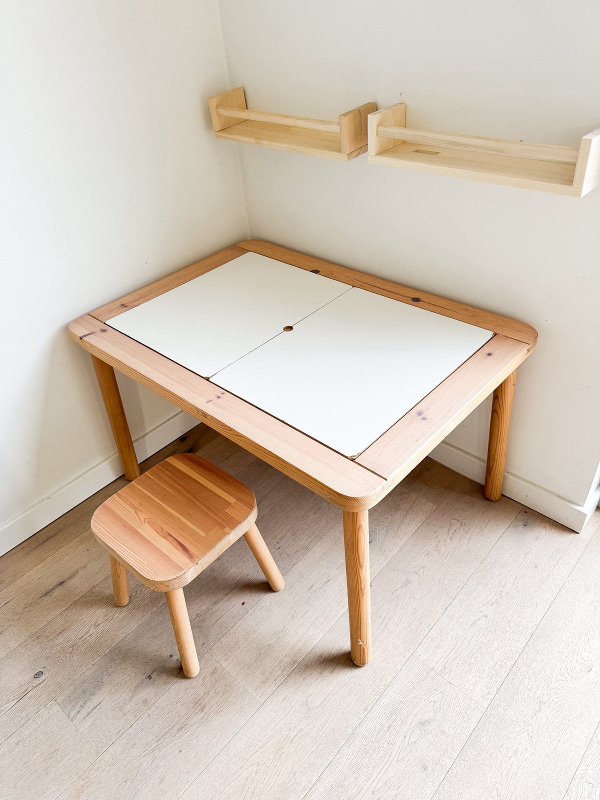 Ikea kindertafeltje + 2 krukje, Ophalen, Zo goed als nieuw