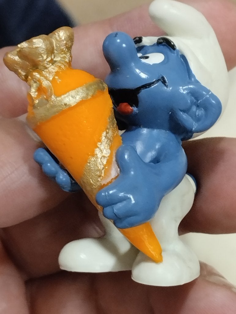 smurf met goud oranje snoepzak uit 1982 schleigh peyo, Verzamelen, Ophalen of Verzenden, Gebruikt, Poppetje, Figuurtje of Knuffel