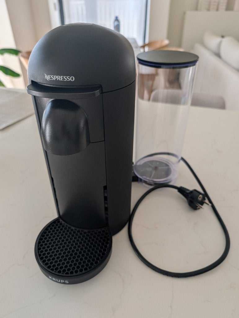 Machine à café Nespresso Vertuo Plus, Machine à espresso, Réservoir d'eau amovible, Dosettes et capsules de café, Enlèvement