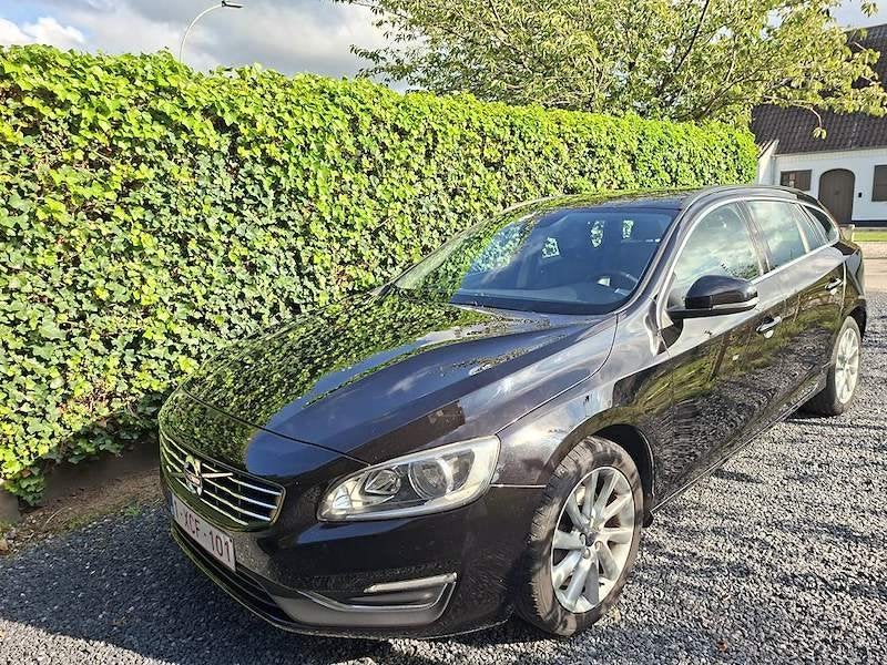Volvo V60 D2 SUMMUM, Auto's, Voorwielaandrijving, Dealer onderhouden, 4 cilinders, Zwart