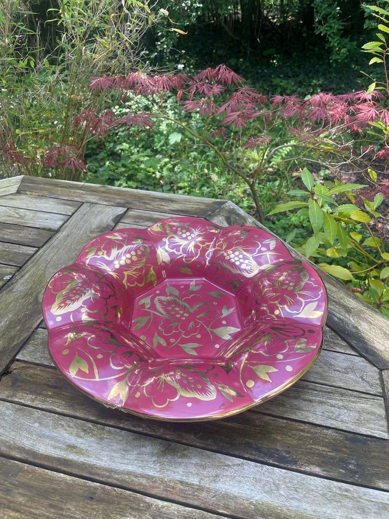 Wijnrode plooischotel met gouden bloemen van Boch, Antiek en Kunst, Ophalen of Verzenden