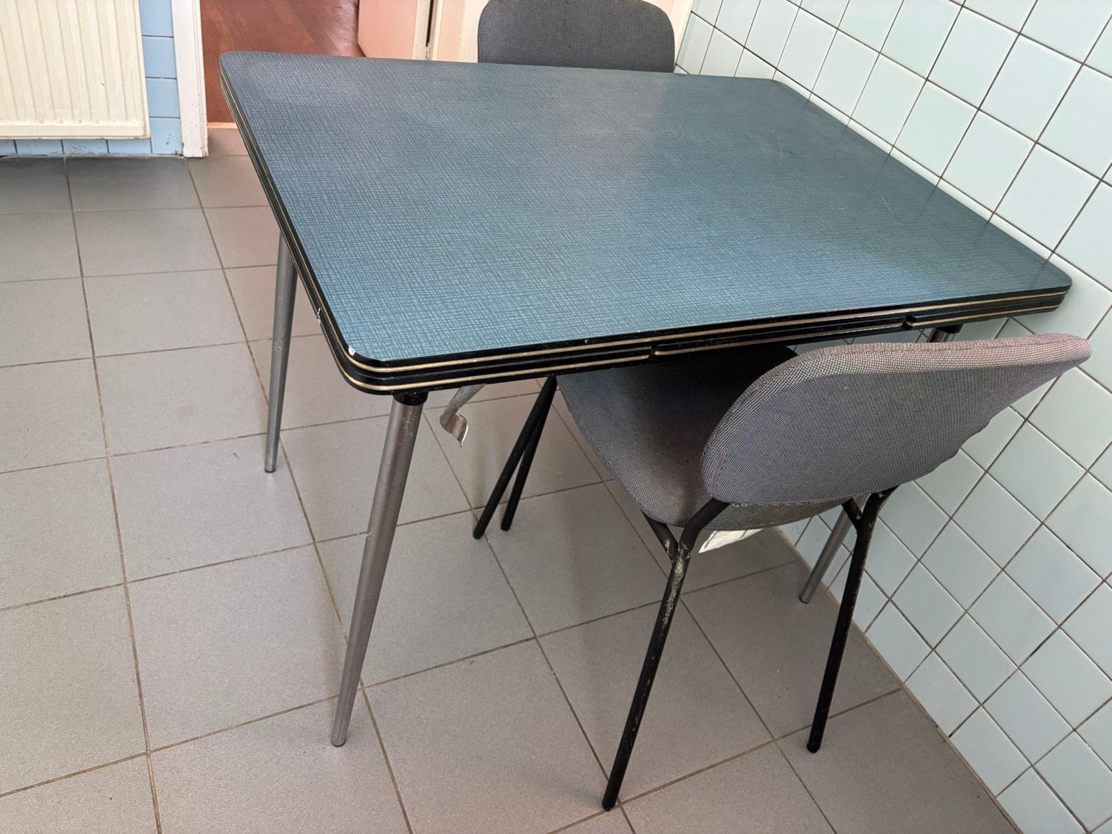 Table bleue Formica vintage + 2 chaises, Antiquités & Art, Enlèvement