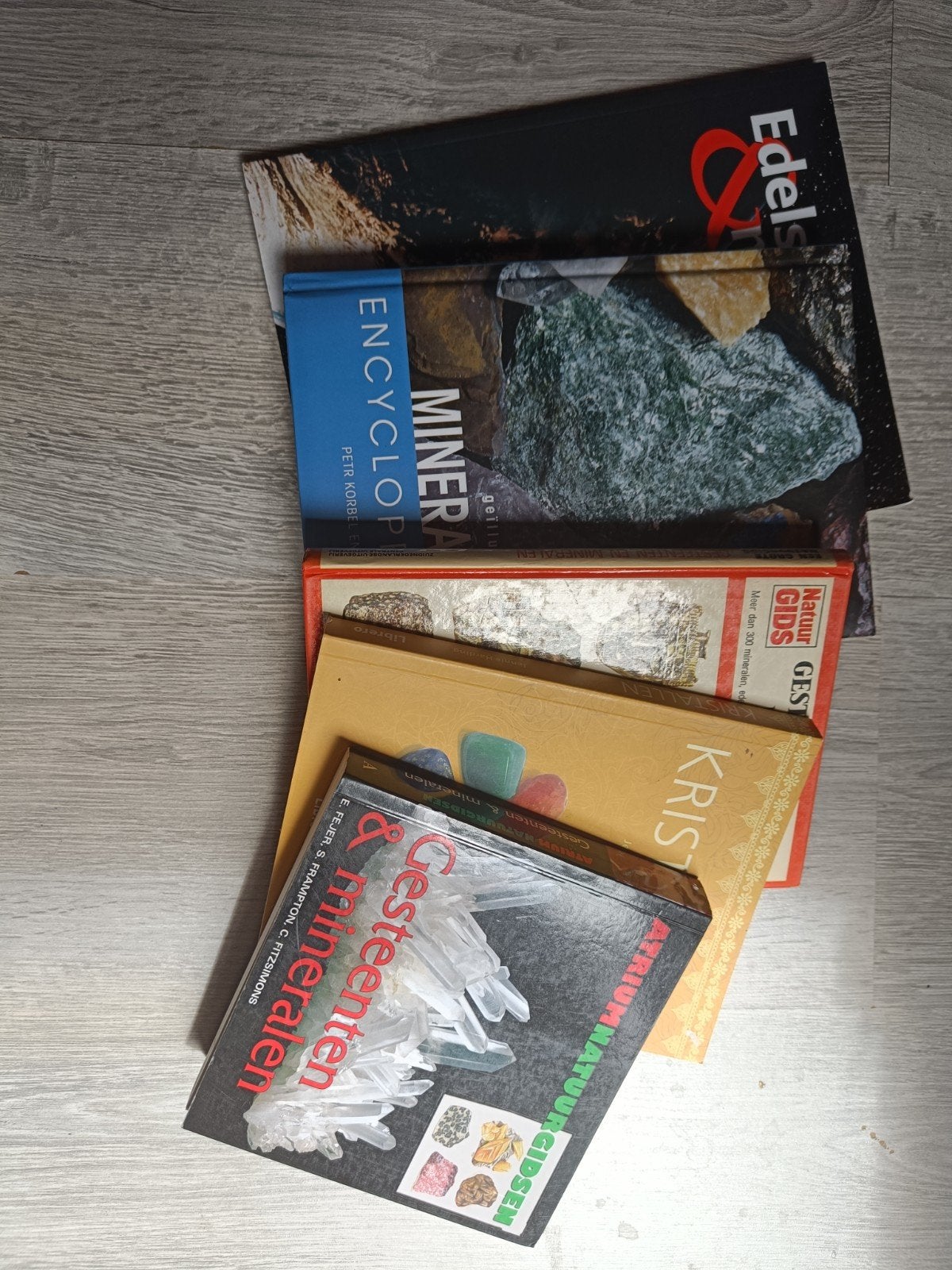 Boeken over edelstenen en kristallen., Boeken, Ophalen