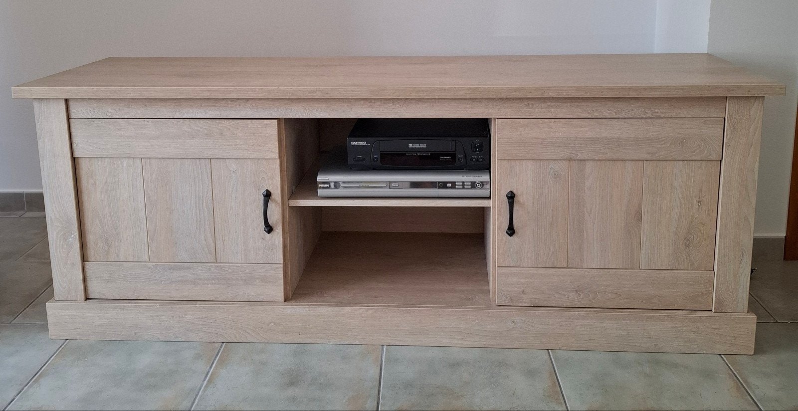 Eiken tv kast  B 1m80 H 67 cm diepte 52 cm wegens te groot, Ophalen