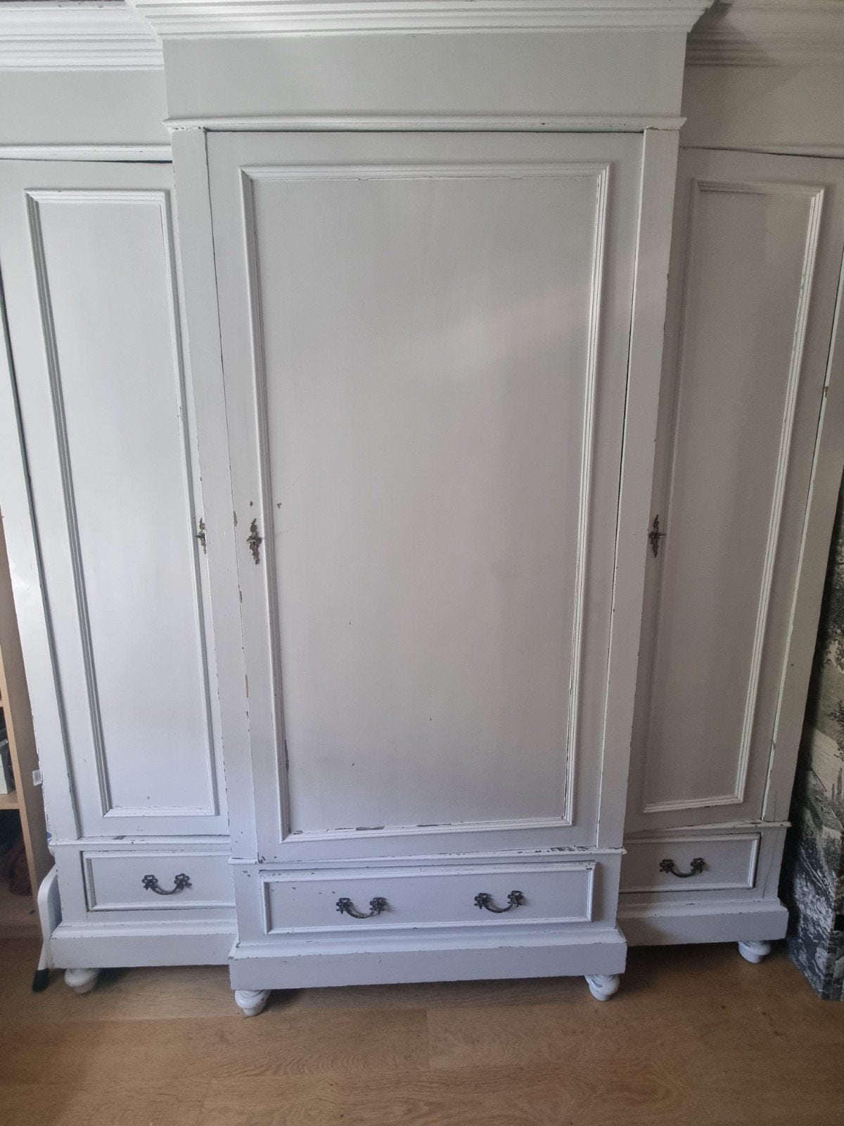 Belle armoire ancienne de ton blanc - gris, Enlèvement