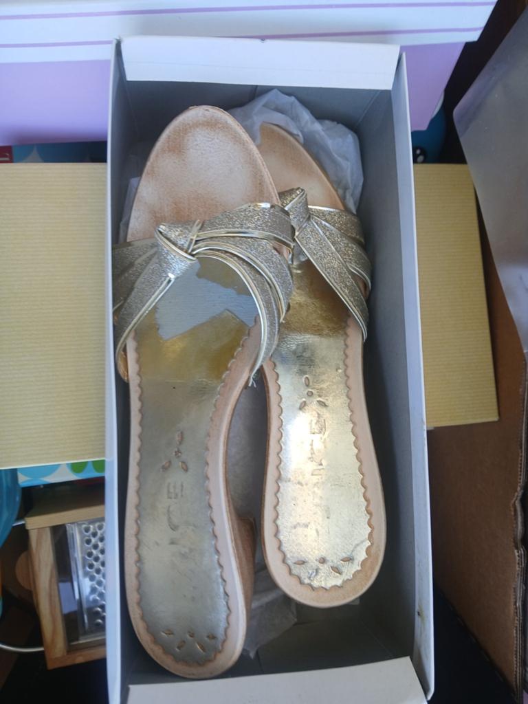 Chaussures don 2 paires neuves  10 eur poece ou 100 eur le l, Italien, Pumps, Bruin, Nieuw