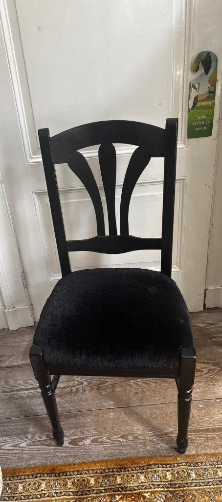 Chaise en bois avec assise en velours noir, Maison & Meubles, Comme neuf, Enlèvement, Trendy, Bois
