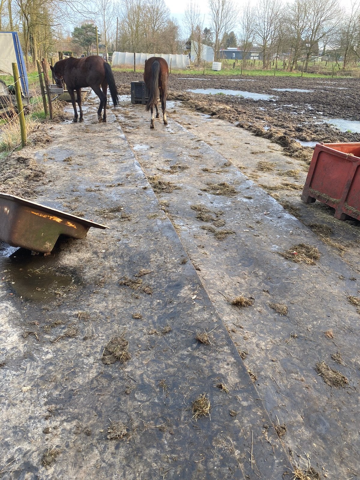 Slijk beu/ rubbermatten leggen