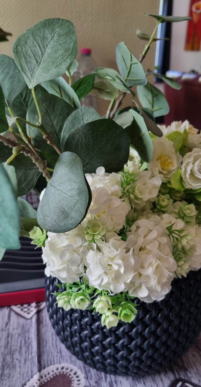 Mooie gevlochten vaas in pvc met witte artificiële bloemen, Ophalen