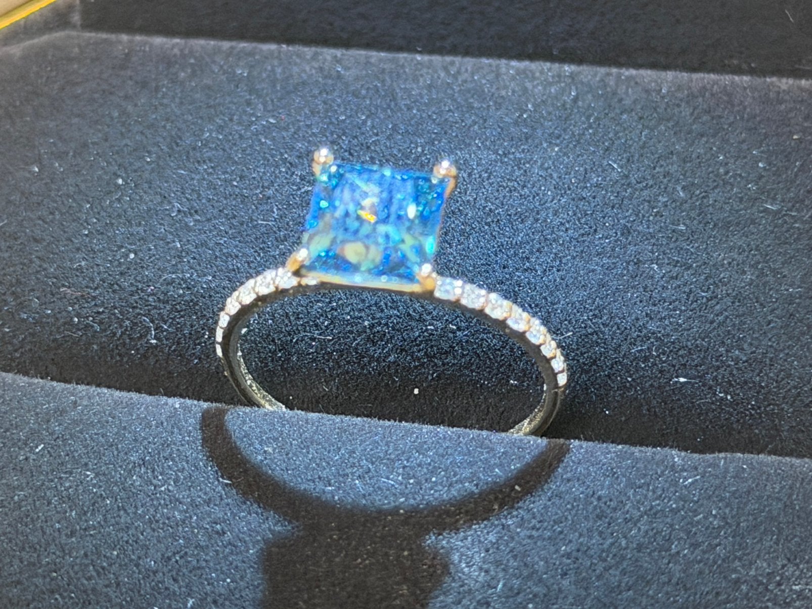 Gouden ring met blauwe VS1 vivid blue diamant, certificaat!, Handtassen en Accessoires, Ringen, Blauw, Nieuw, Ophalen of Verzenden