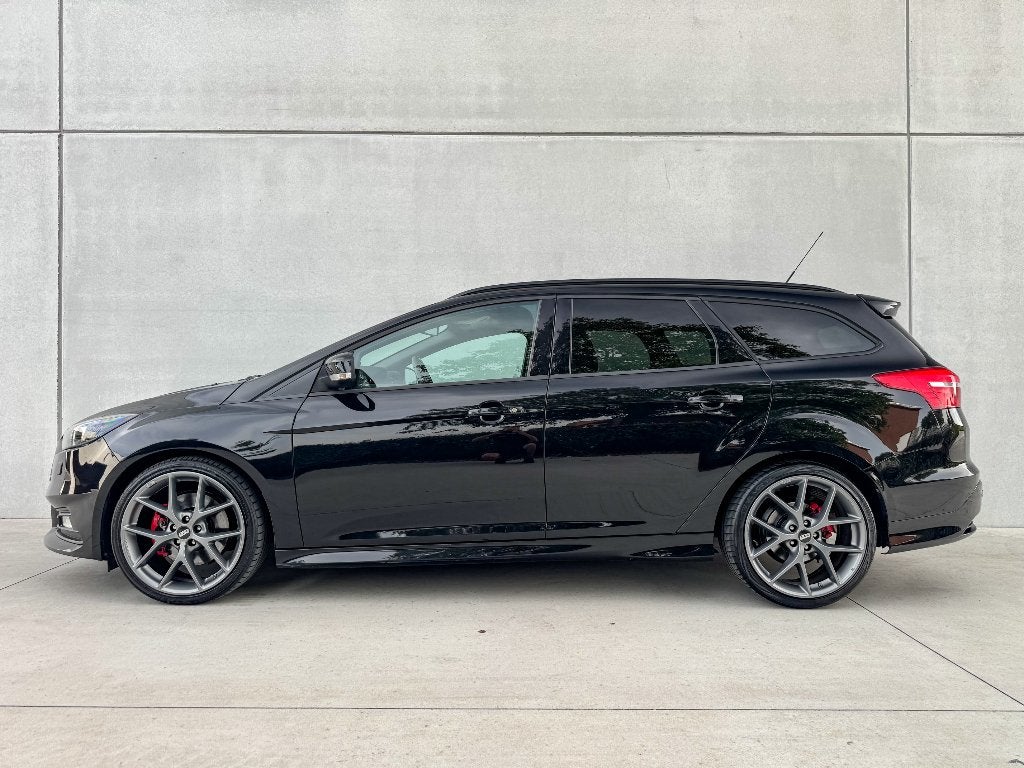 Ford Focus ST Break, Auto's, https://public.car-pass.be/vhr/46695643-ecec-4e64-8912-629f4fc65f1e, 4 cilinders, Zwart, Leder