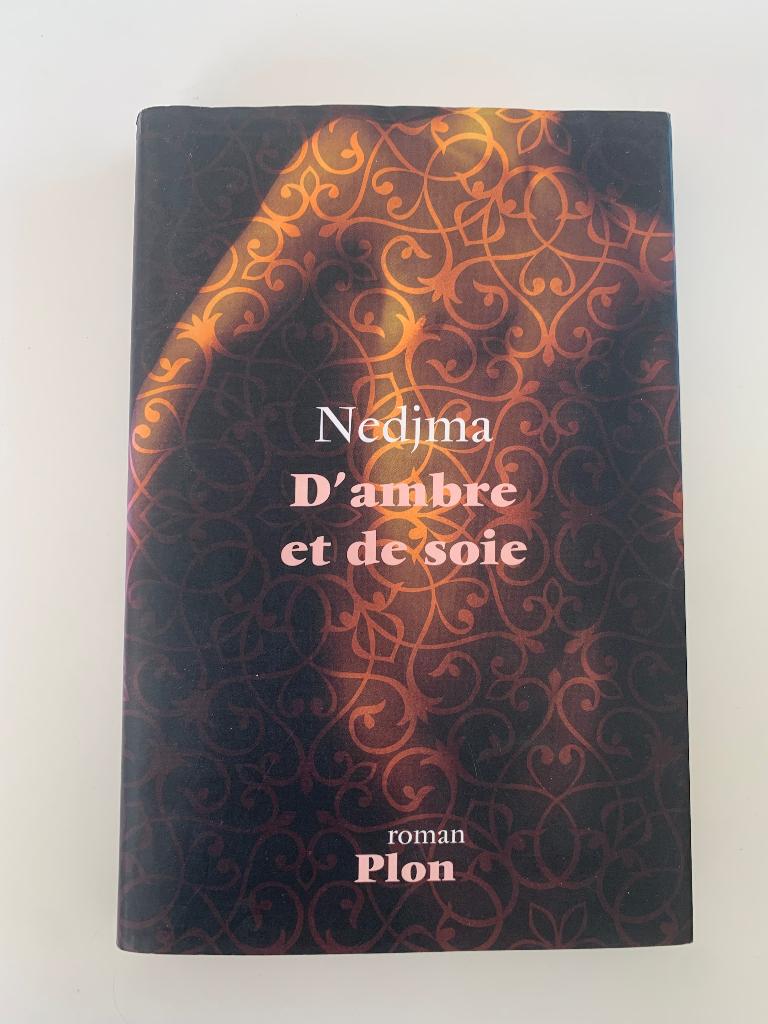 Nedjima, d’ambre et de soie  Bon état, Enlèvement ou Envoi, Utilisé