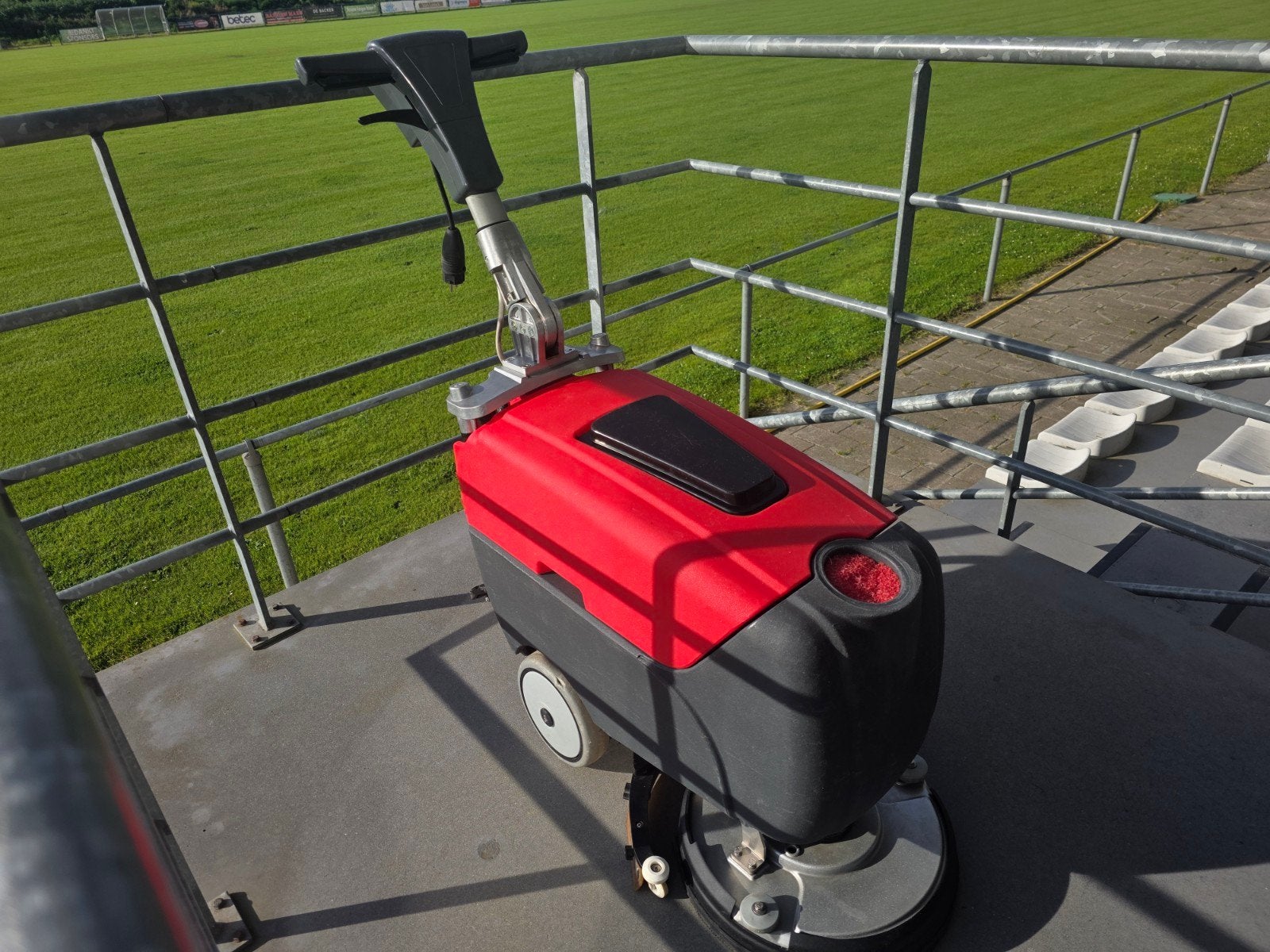 Meclean powerscrub 40 E V2 ( Hako B12), Doe-het-zelf en Bouw, Reinigingsmachines, Zo goed als nieuw, Schrobmachine, Ophalen