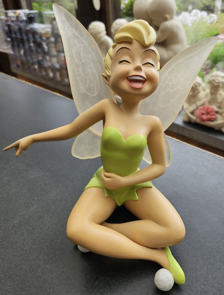 Disney beeldje Tinkerbel Zittend en Lachend, Verzamelen, Disney, Ophalen of Verzenden, Overige figuren, Zo goed als nieuw, Beeldje of Figuurtje