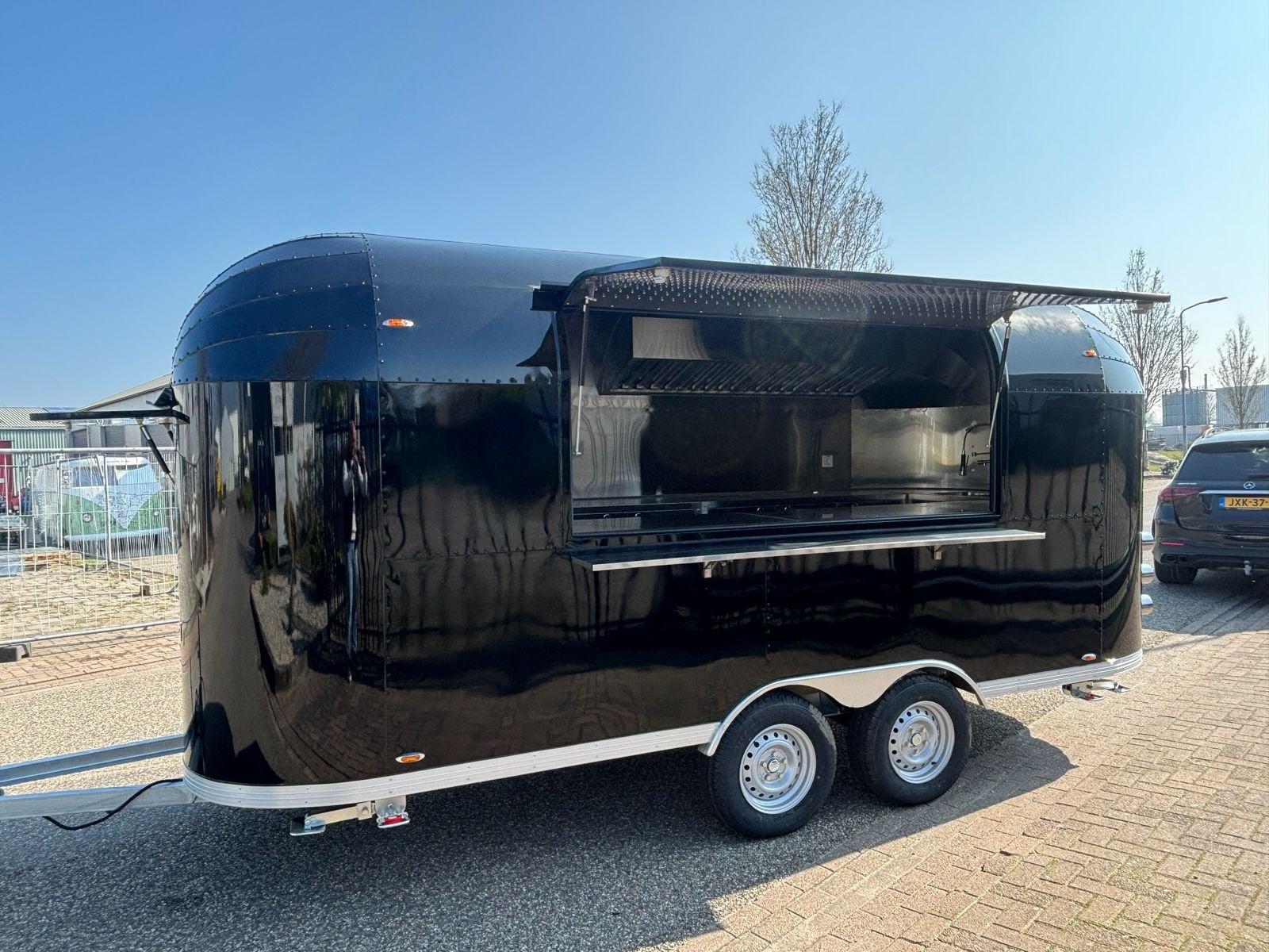 Airstream black 5 meter, Ophalen