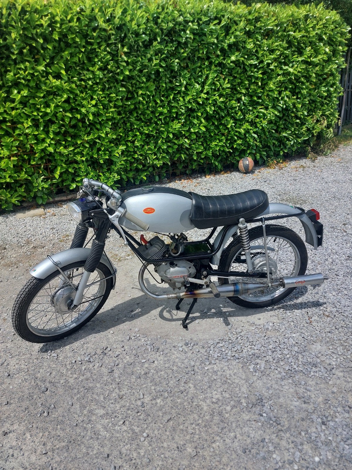 Ancestor motorfiets Guzzy 50cc 4 versnellingen gerestaureerd