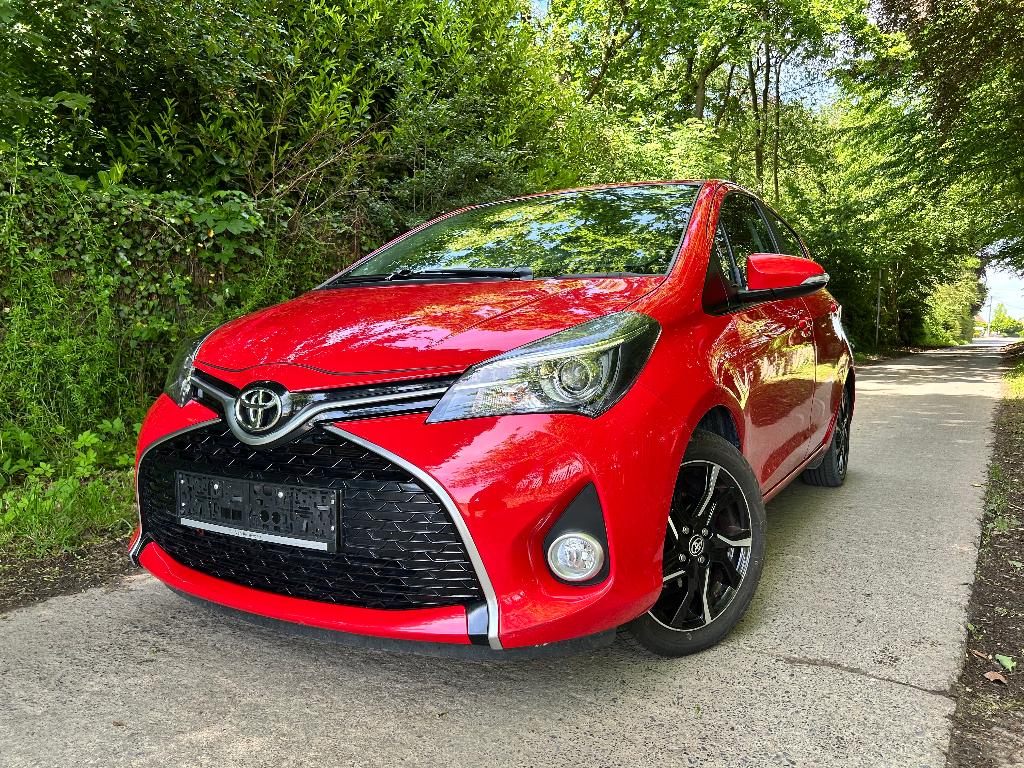 Toyota Yaris 1.33i VVT-i 5 portes CAMERA CRUISE AC GPS G.1A, Autos, Toyota, Rouge, Achat, Euro 6, Boîte manuelle